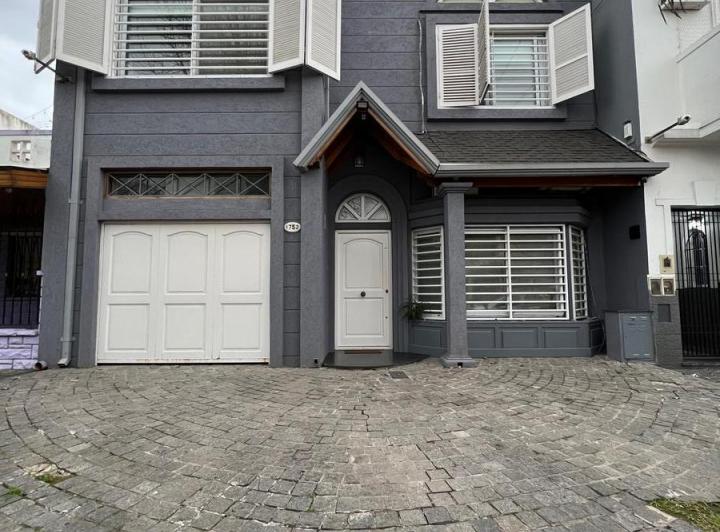 Casa · 230m² · 5 Ambientes · 1 Cochera