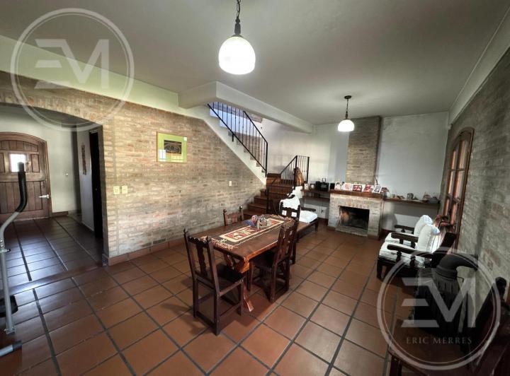 Casa · 220m² · 5 Ambientes · 2 Cocheras