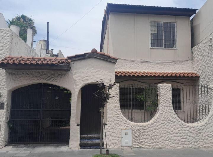 Casa · 240m² · 4 Ambientes · 1 Cochera