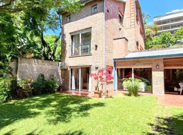 Casa · 240m² · 8 Ambientes · 3 Cocheras