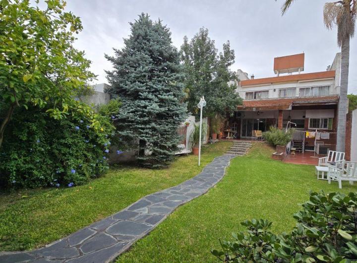 Casa · 333m² · 4 Ambientes · 3 Cocheras