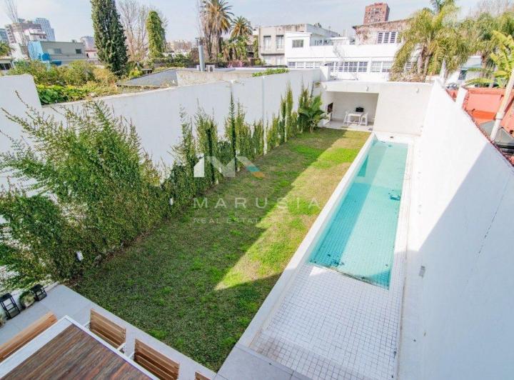 Casa · 950m² · 9 Ambientes · 3 Cocheras