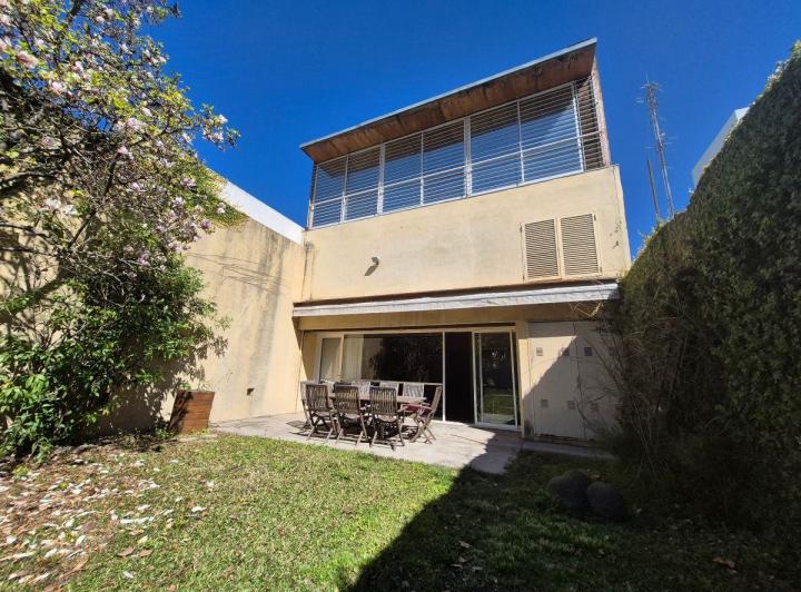 Casa · 673m² · 6 Ambientes · 2 Cocheras