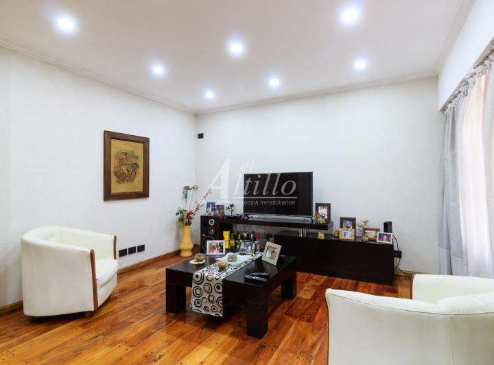 Casa · 200m² · 5 Ambientes · 1 Cochera