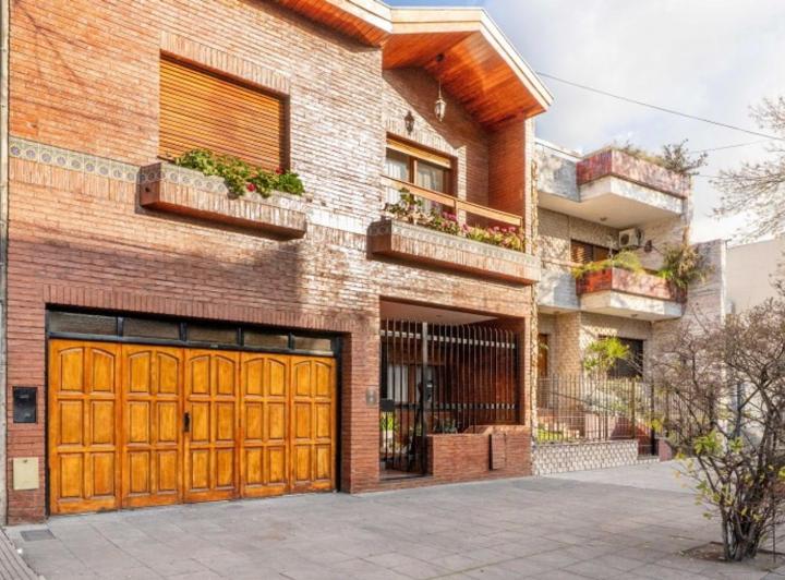 Casa · 290m² · 5 Ambientes · 2 Cocheras