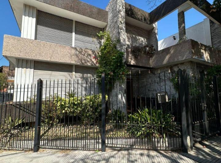 Casa · 330m² · 7 Ambientes · 2 Cocheras
