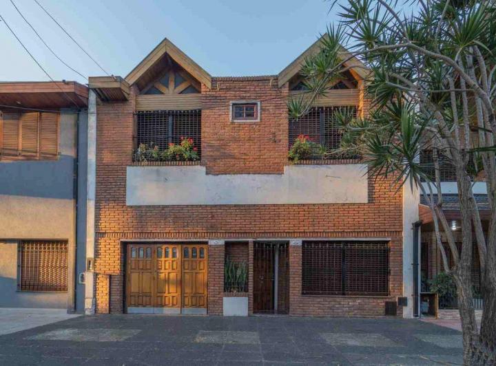 Casa · 190m² · 5 Ambientes · 2 Cocheras
