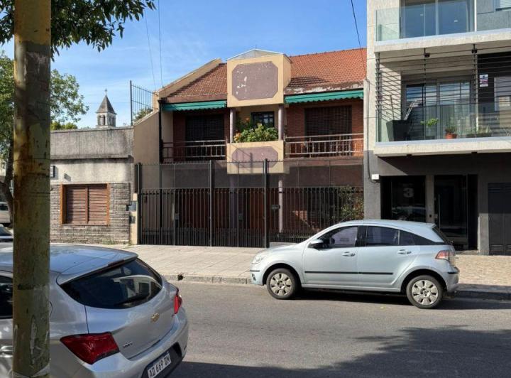 Casa · 248m² · 5 Ambientes · 2 Cocheras
