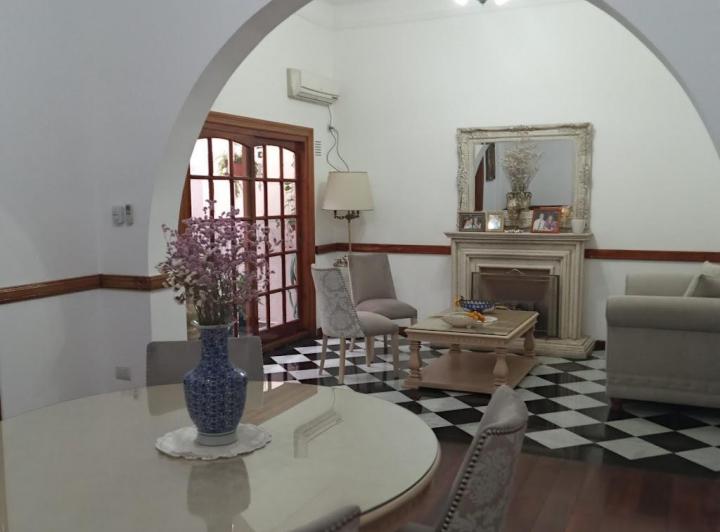 Casa · 270m² · 8 Ambientes