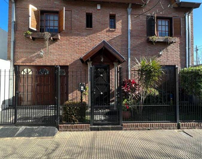 Casa · 200m² · 5 Ambientes · 1 Cochera