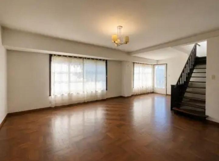 Casa · 263m² · 6 Ambientes · 1 Cochera
