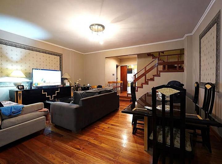 Casa · 234m² · 6 Ambientes · 2 Cocheras