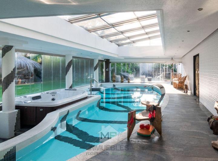 Casa · 1200m² · 7 Ambientes · 5 Cocheras