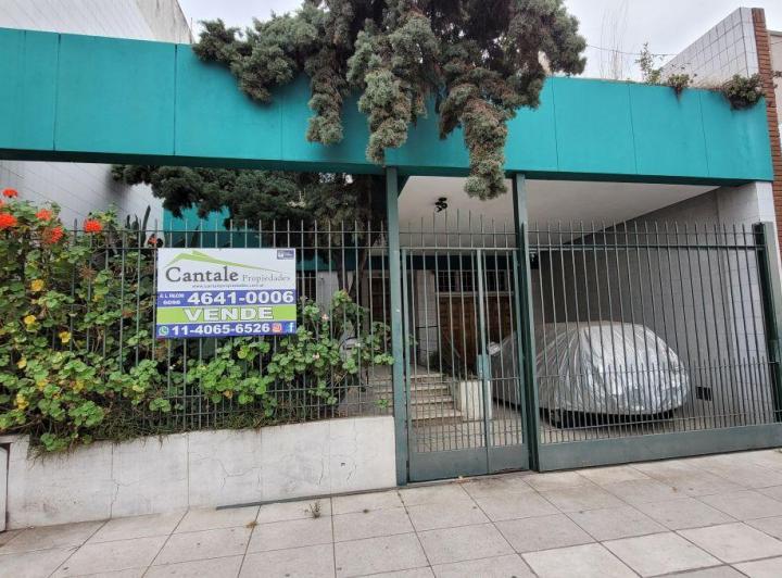 Casa · 216m² · 4 Ambientes · 2 Cocheras