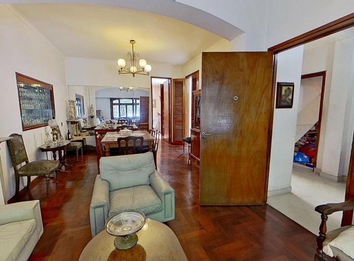 Casa · 240m² · 8 Ambientes · 1 Cochera