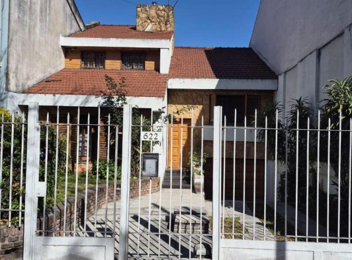 Casa · 221m² · 4 Ambientes · 2 Cocheras