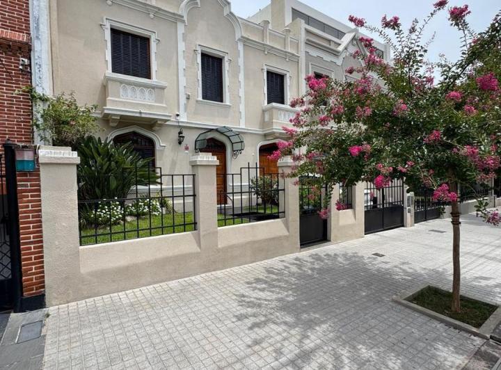 Casa · 270m² · 6 Ambientes · 2 Cocheras