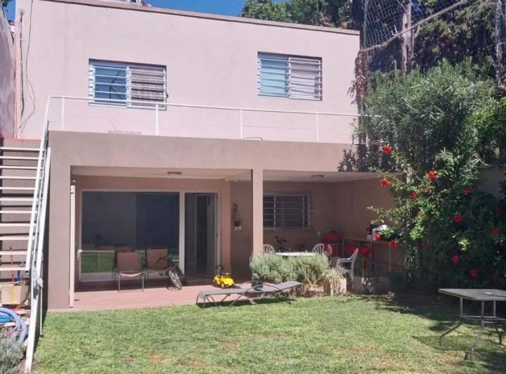 Casa · 260m² · 4 Ambientes · 2 Cocheras