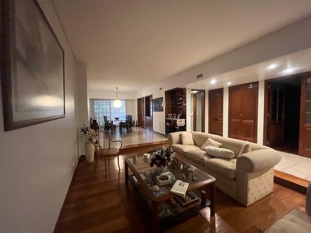Casa · 375m² · 7 Ambientes · 2 Cocheras