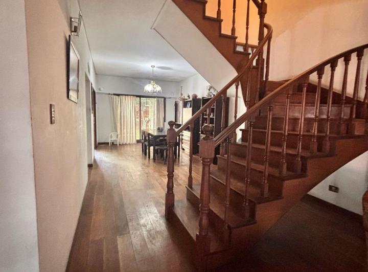 Casa · 250m² · 5 Ambientes · 2 Cocheras