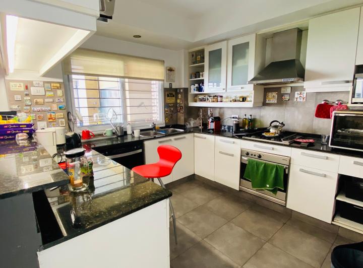 Casa · 210m² · 6 Ambientes · 1 Cochera