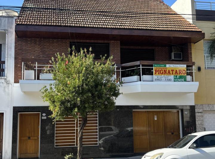 Casa · 235m² · 5 Ambientes · 2 Cocheras