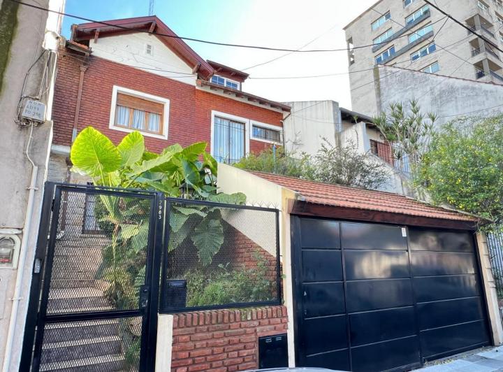 Casa · 300m² · 5 Ambientes · 2 Cocheras