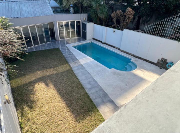 Casa · 350m² · 6 Ambientes · 2 Cocheras