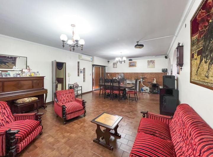 Casa · 377m² · 6 Ambientes · 1 Cochera