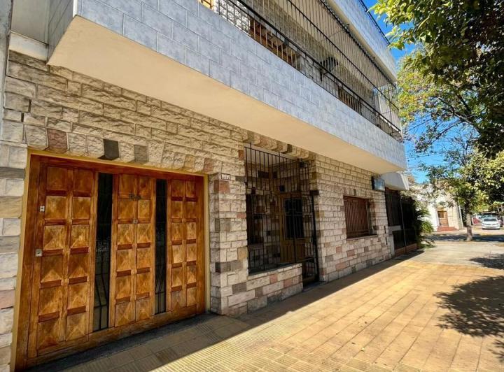 Casa · 230m² · 4 Ambientes · 1 Cochera