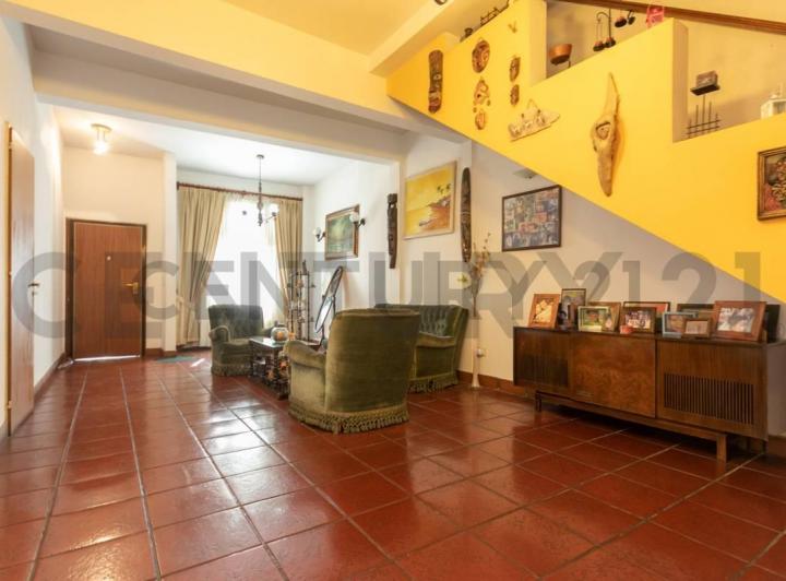 Casa · 249m² · 5 Ambientes · 1 Cochera