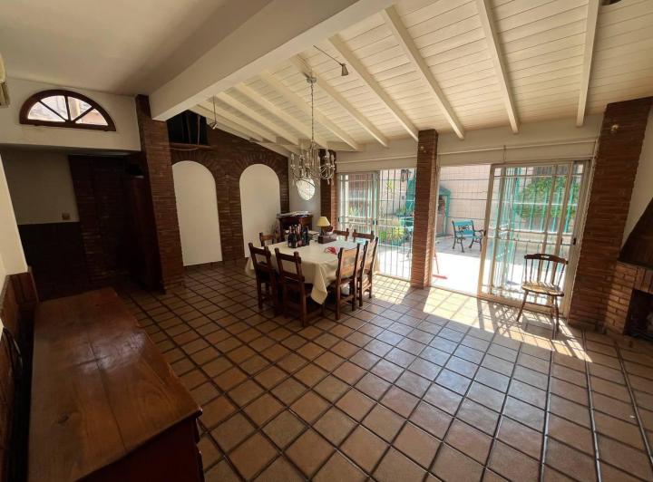 Casa · 194m² · 4 Ambientes · 2 Cocheras