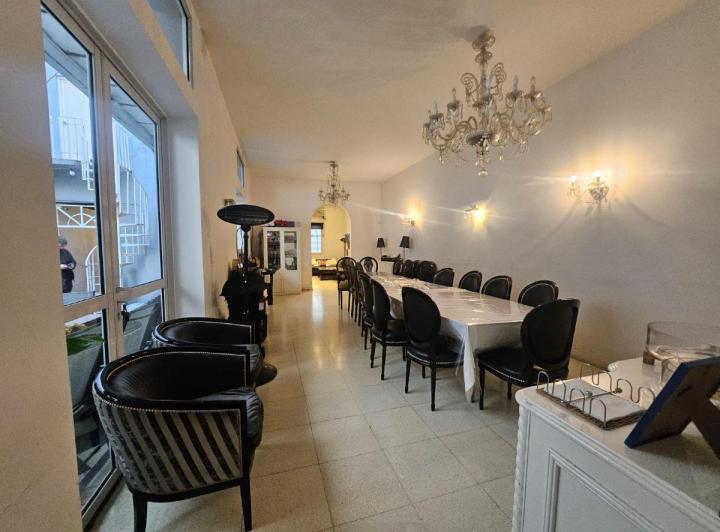 Casa · 270m² · 5 Ambientes · 1 Cochera