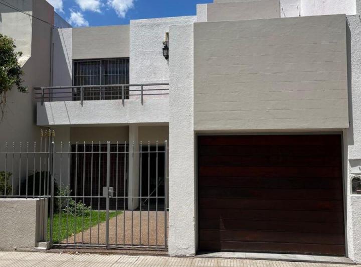 Casa · 280m² · 5 Ambientes · 1 Cochera