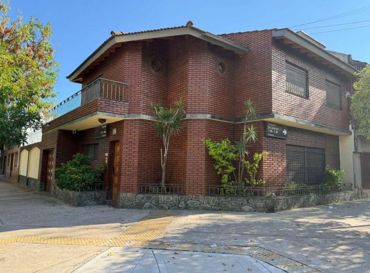 Casa · 200m² · 5 Ambientes · 1 Cochera