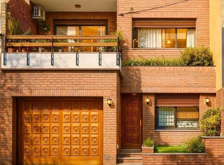 Casa · 216m² · 6 Ambientes · 2 Cocheras