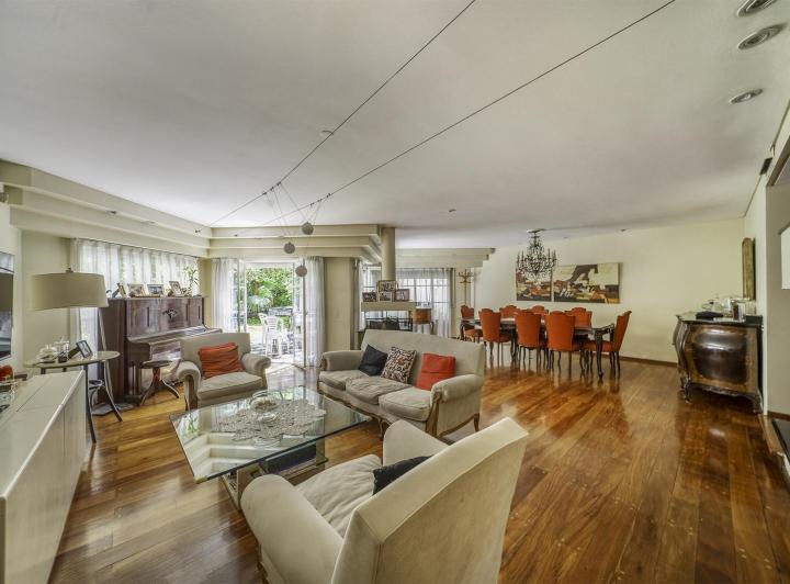 Casa · 285m² · 5 Ambientes · 1 Cochera
