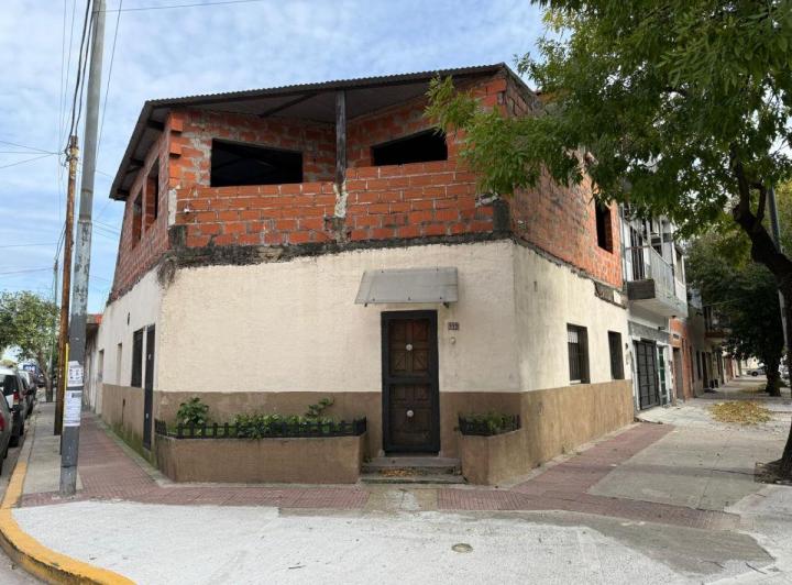 Casa · 93m² · 5 Ambientes · 1 Cochera