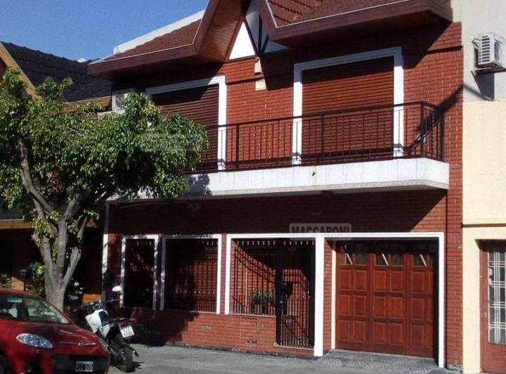 Casa · 174m² · 4 Ambientes · 2 Cocheras