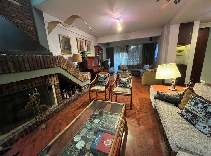 Casa · 280m² · 7 Ambientes · 4 Cocheras
