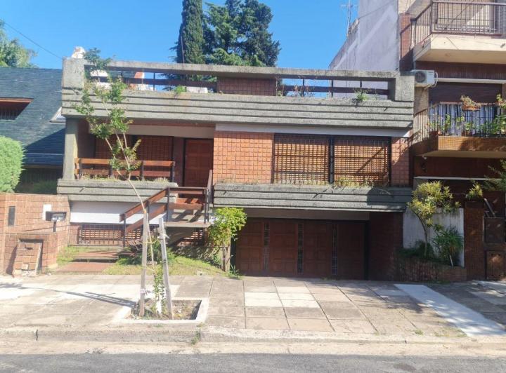 Casa · 293m² · 7 Ambientes · 2 Cocheras