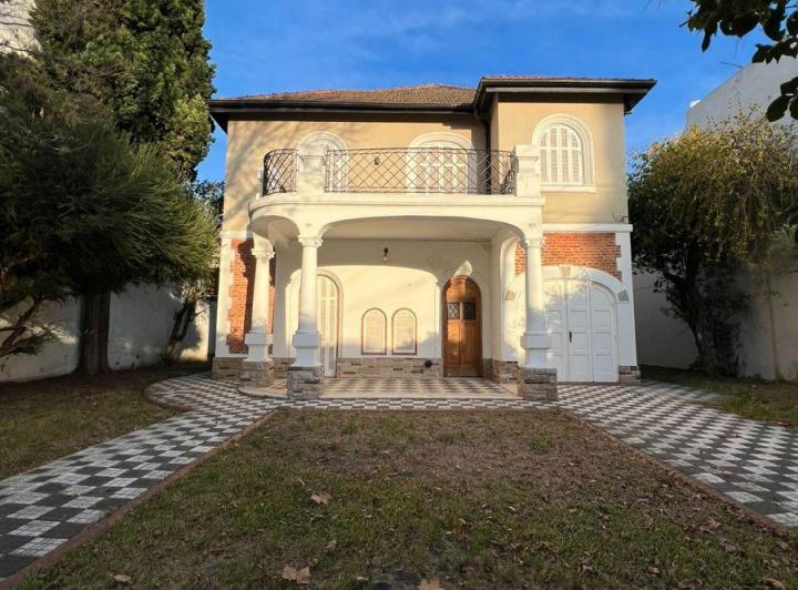 Casa · 240m² · 7 Ambientes · 1 Cochera