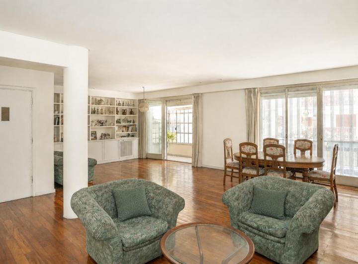 Casa · 350m² · 9 Ambientes · 1 Cochera