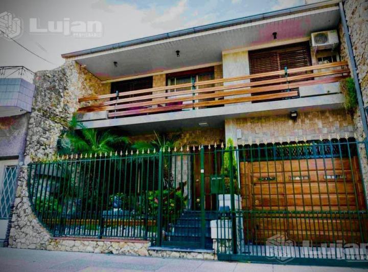 Casa · 193m² · 5 Ambientes · 2 Cocheras