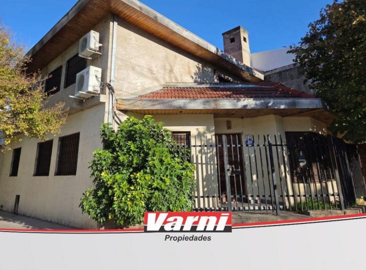 Casa · 180m² · 4 Ambientes · 2 Cocheras