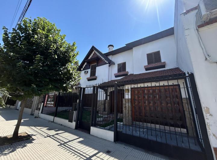 Casa · 219m² · 4 Ambientes · 1 Cochera