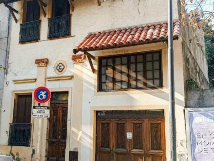 Casa · 384m² · 9 Ambientes · 1 Cochera