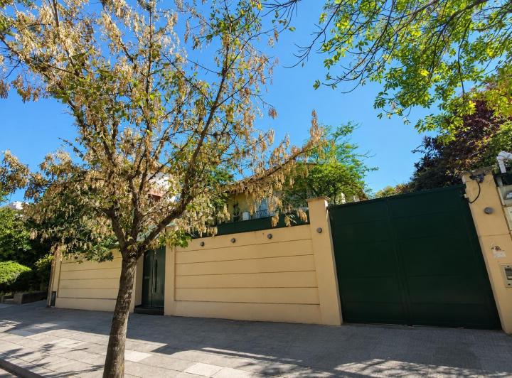 Casa · 480m² · 5 Ambientes · 8 Cocheras
