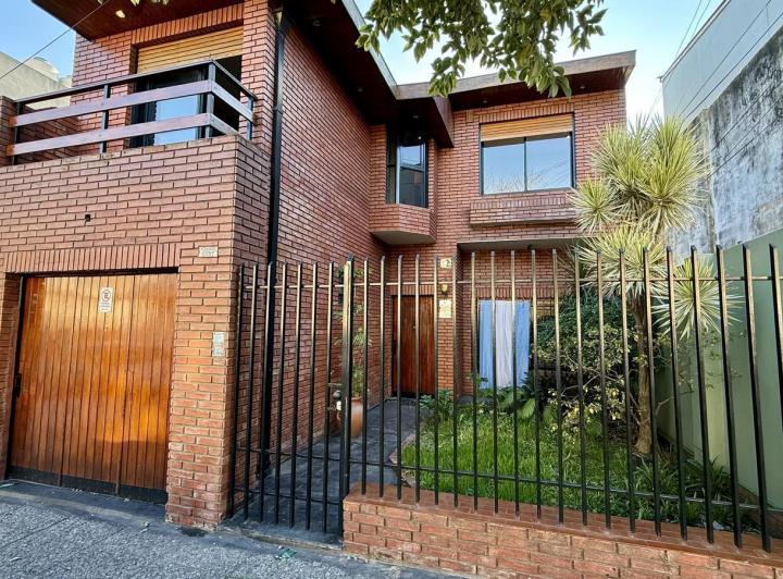Casa · 215m² · 5 Ambientes · 1 Cochera