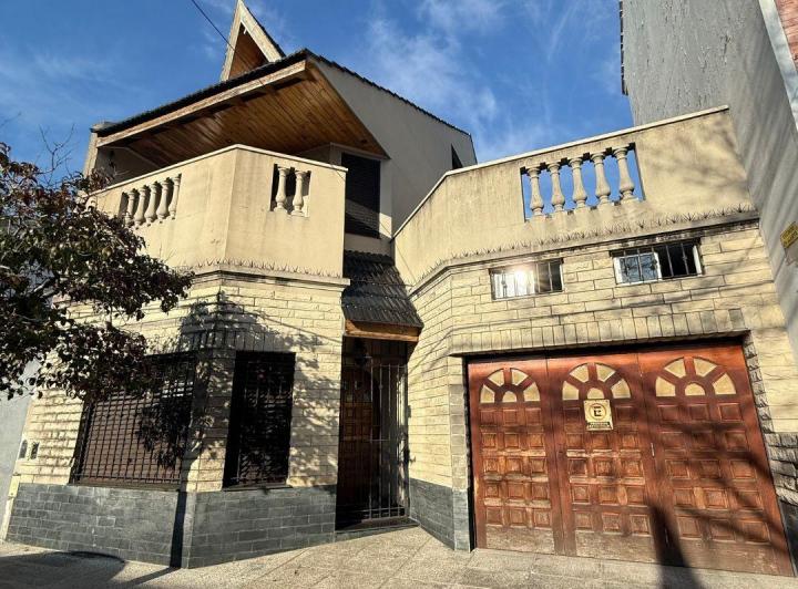 Casa · 197m² · 6 Ambientes · 1 Cochera